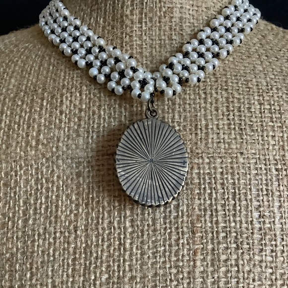 Vintage cameo faux pearl necklace. - Picture 3 of 4